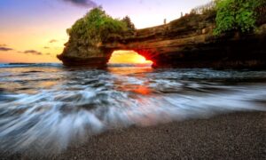 Pantai Karang Bolong yang Kaya Pesona di Serang