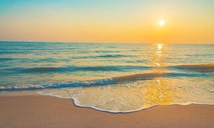 Berburu Sunrise di Pantai Bali