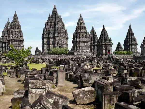 Candi Prambanan: Megahnya Karya Seni Spiritual yang Membawa Kita ke Dunia Mistis