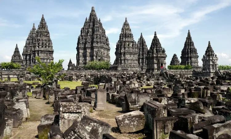 Candi Prambanan: Megahnya Karya Seni Spiritual yang Membawa Kita ke Dunia Mistis