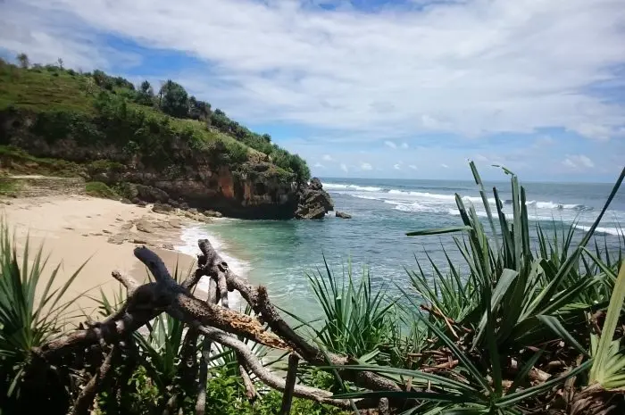Pantai Nglolang