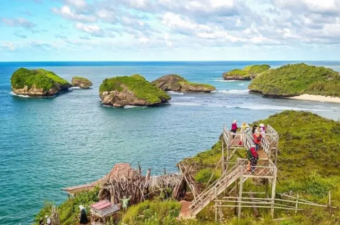 Pantai Kasap, Pesona Pantai Indah Mirip Raja Ampat di Pacitan