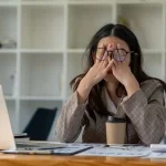 Kebiasaan Pekerja yang Berisiko bagi Kesehatan Mental, Identifikasi dan Hindari!