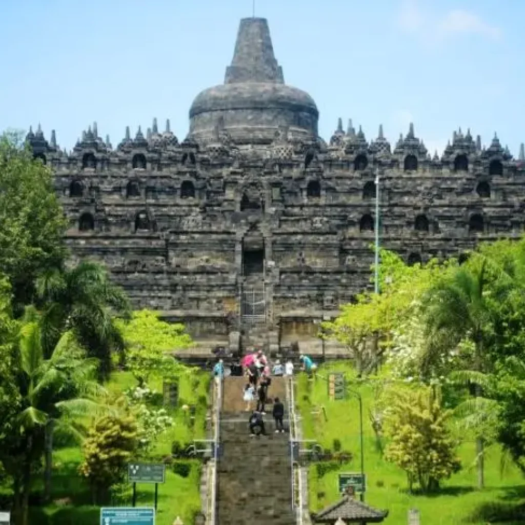 Candi Borobudur: Keajaiban Dunia yang Menyimpan Filosofi, Seni, dan Spiritualitas
