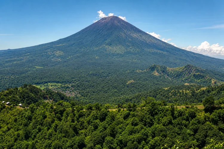 Gunung Agung, Gunung Sakral yang Penuh Pantangan