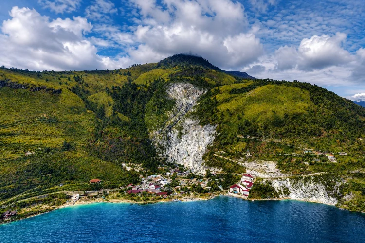 Gunung Pusuk Buhit, Destinasi Sakral dengan View Spektakuler