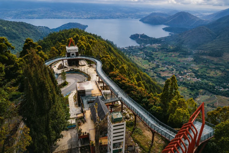 Menara Pandang Tele Samosir, Melihat Danau Toba dari Ketinggian
