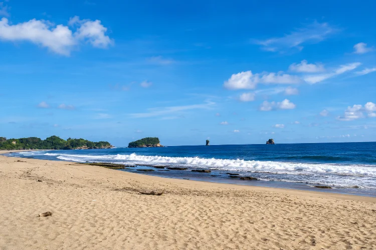 Pantai Bajul Mati, Pantai Cantik dengan Jembatan Ikonik