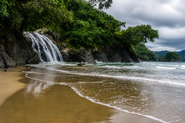 Pantai Banyu Anjlok, Air Terjun yang Langsung Mengalir ke Laut