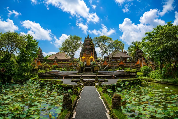 Pura Taman Saraswati, Wisata Budaya yang Cantik dan Ikonik